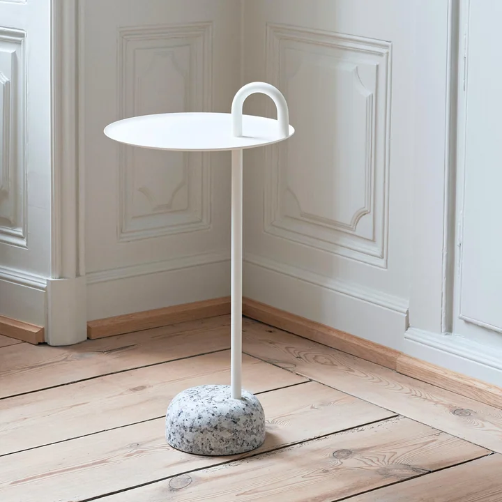 Bowler Beistelltisch von HAY im Raum