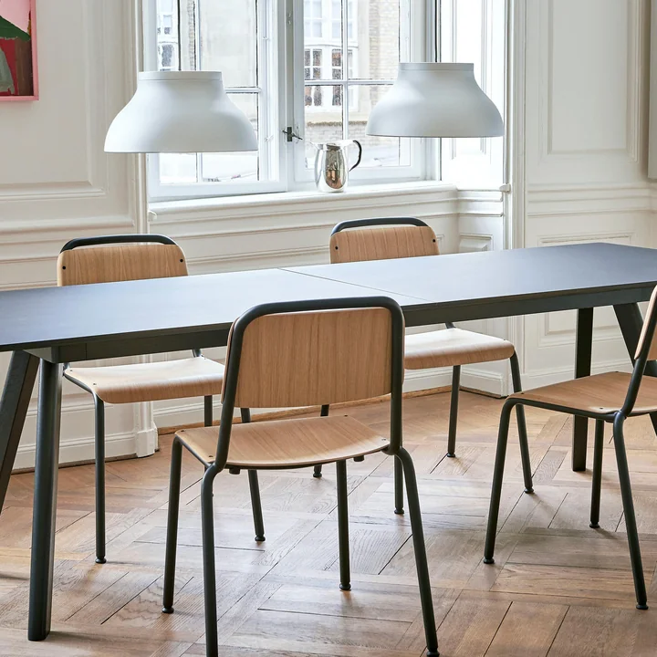 PC Pendelleuchte von HAY über dem Esstisch