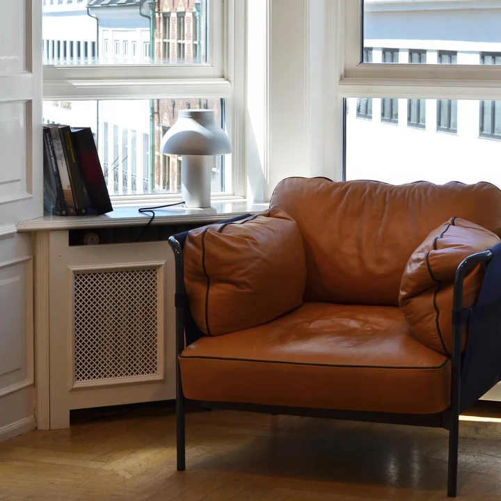 PC Tischleuchte auf der Fensterbank neben dem Can Sessel von HAY