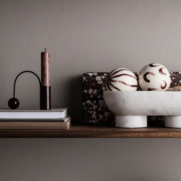 Kerzenhalter Balance mit Uno Stabkerzen von Ferm Living