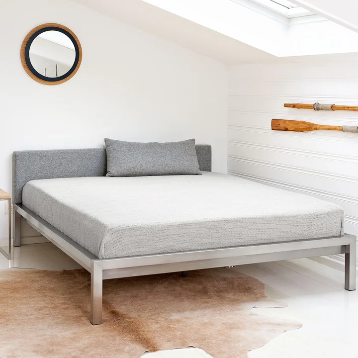 Pure Bett (inkl. Polsterkopfteil Velito grau) von Hans Hansen in Edelstahl