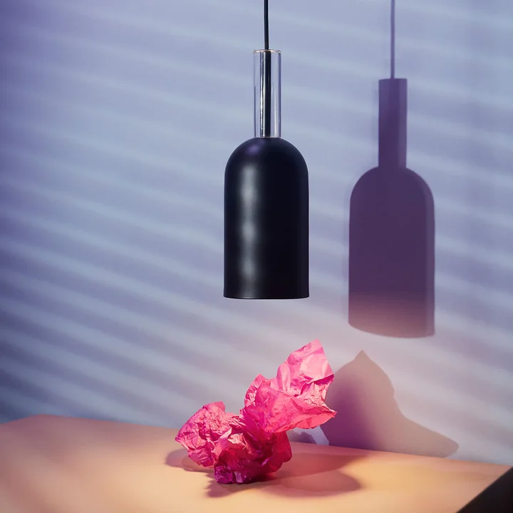 Luceo Pendelleuchte von AYTM über dem Tisch 