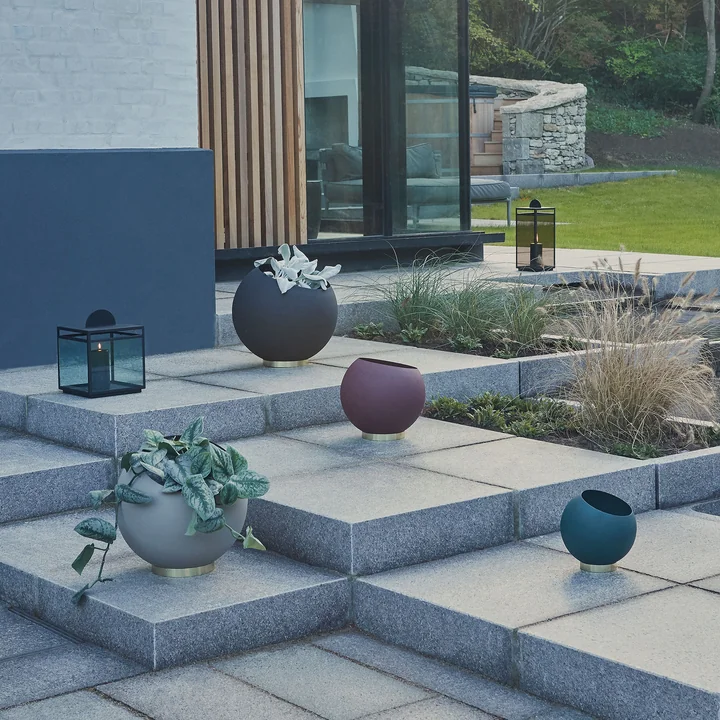 Globe Blumentopf von AYTM auf der Terrasse