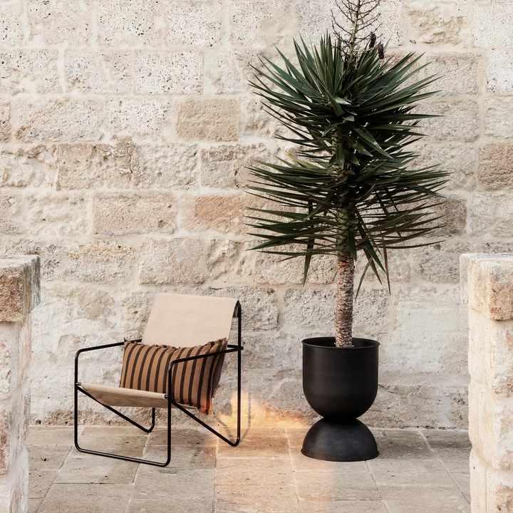 Hourglass Blumentopf und Desert Chair von Ferm Living