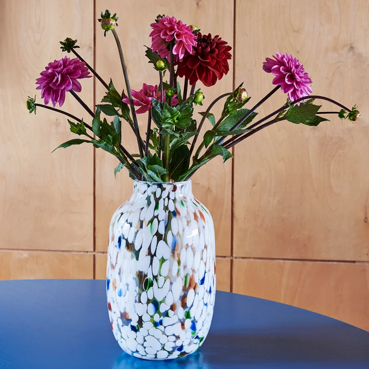 Splash Vase L, Ø 27 x H 18.7 cm, White Dot von HAY mit Blumen