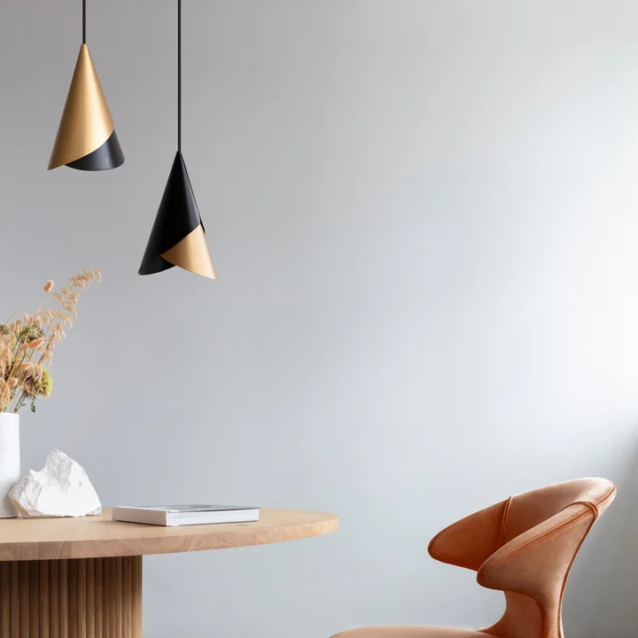 Cornet Lampenschirm von Umage über dem Tisch 
