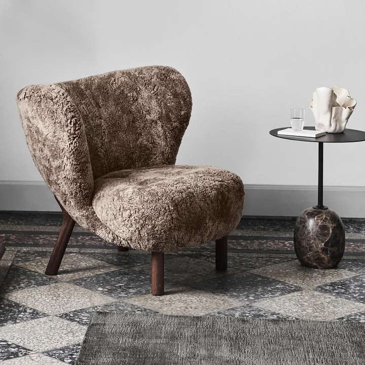 Little Petra VB1 Lounge Chair von &Tradition in Walnuss / Schaffell Sahara