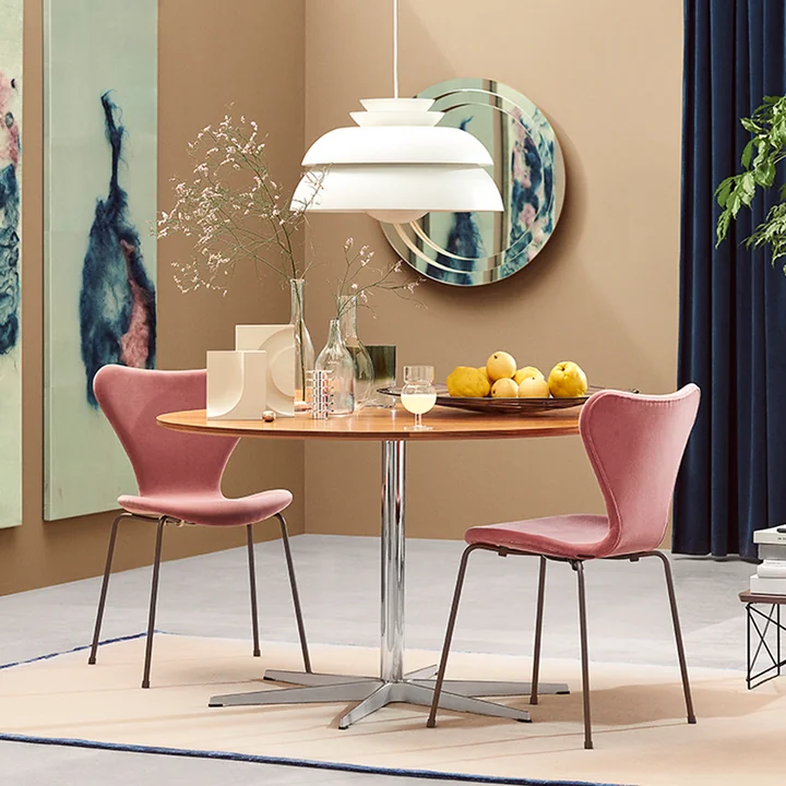 Serie 7 Polsterstuhl und Concert Pendelleuchte von Fritz Hansen