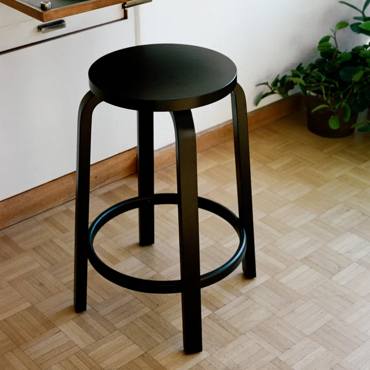 Barhocker 64 von Artek in Birke schwarz lackiert