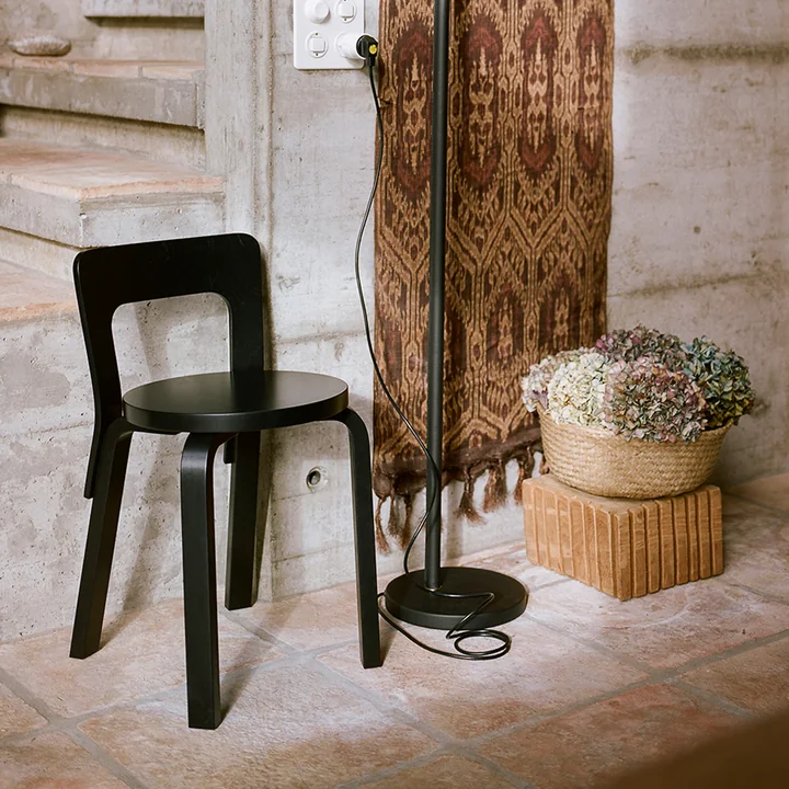 65 Stuhl von Artek in schwarz