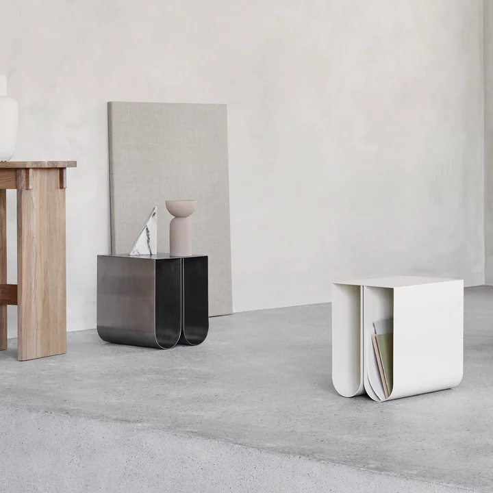 Curved Beistelltisch von Kristina Dam Studio in beige und Edelstahl