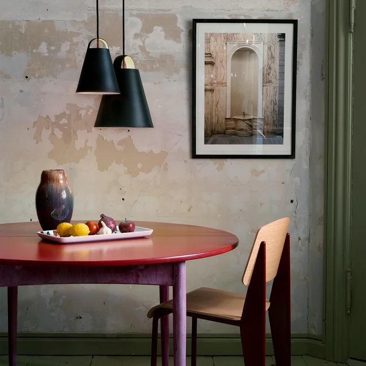 Die Above Pendelleuchte von Louis Poulsen über einem Esstisch