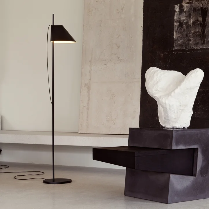 Die Yuh Stehleuchte von Louis Poulsen als Akzent-Beleuchtung in einer Galerie
