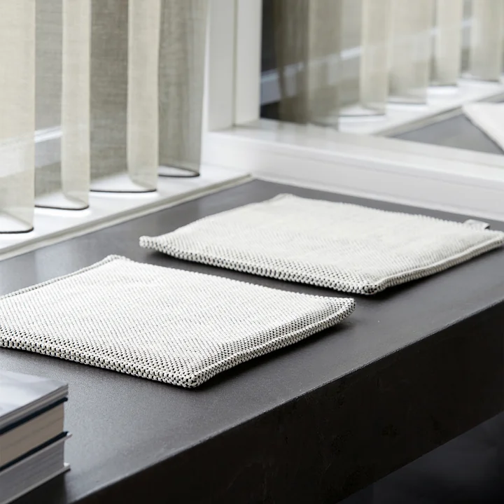 Die Sitzkissen für Cuun Rattan-Stuhl, 35 x 35 cm, schwarz / weiß auf einer Fensterbank