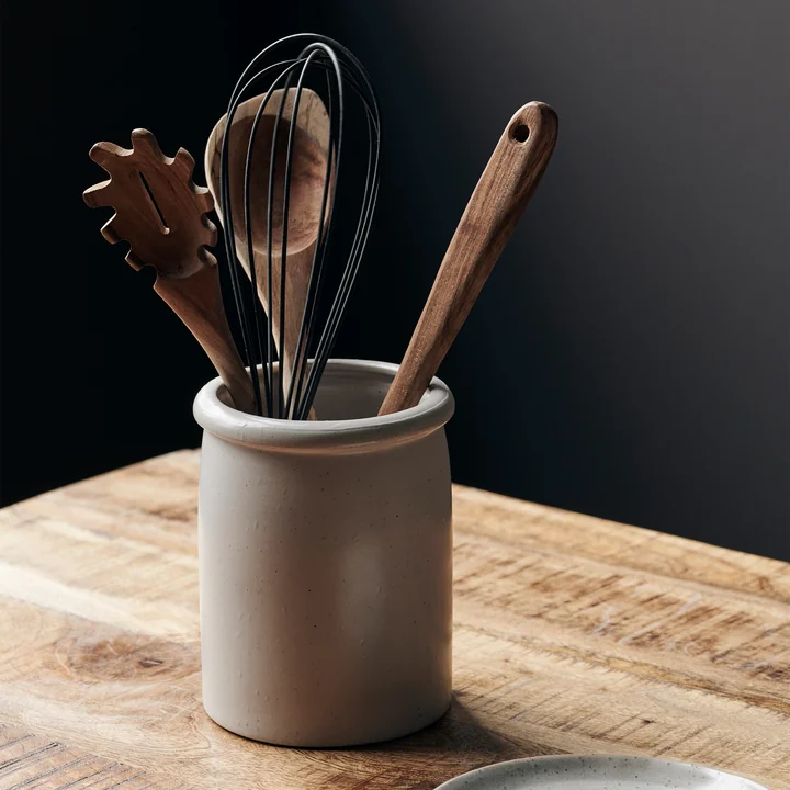 Pion Utensilienhalter, grau / weiß mit Küchenutensilien gefüllt