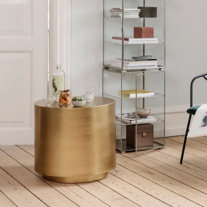 Der Step Beistelltisch, Ø 50 x H 45,7 cm, Messing von House Doctor in einer hellen Leseecke