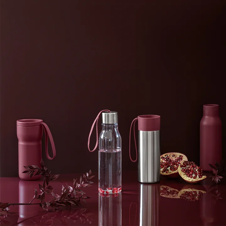 Der Nordic Kitchen Thermobecher in Kombination mit anderen Flaschen und Thermobehältern in pomegranate von Eva Solo