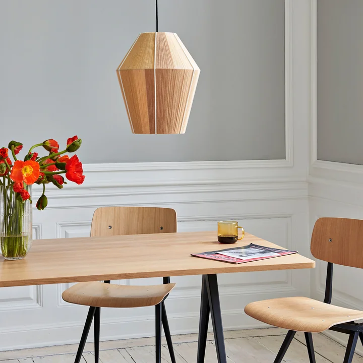 Der Bonbon Lampenschirm M, Ø 32 x H 38 cm, gelb melange von HAY über einem Holz-Esstisch