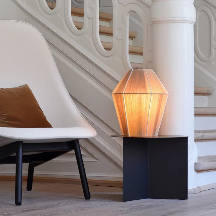 Der Bonbon Lampenschirm M, Ø 32 x H 38 cm, gelb melange von HAY neben einem Sessel an der Treppe