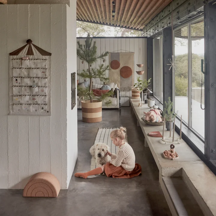 Der Rainbow Balance Hocker und der Circus Adventskalender von OYOY im weihnachtlichen Wohnzimmer