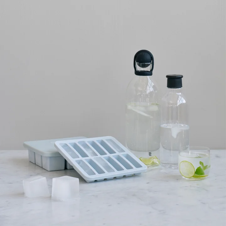 Der Freeze-It Eiswürfelbereiter mit Deckel von Rig-Tig by Stelton mit Glaskaraffen auf dem Tisch