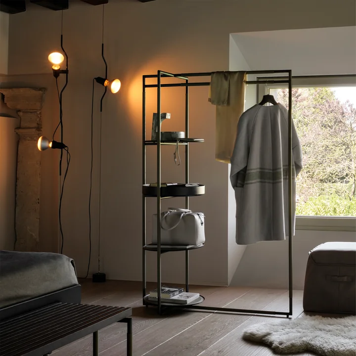 Der Parentesi Deckenstrahler von Flos im Ankleidezimmer