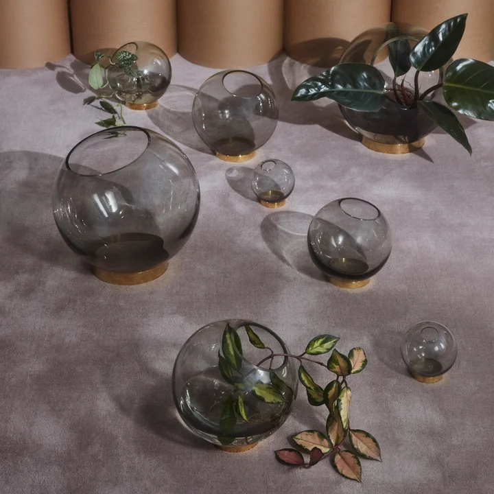 Die Globe Vase von AYTM in schwarz in ihren verschiedenen Größen