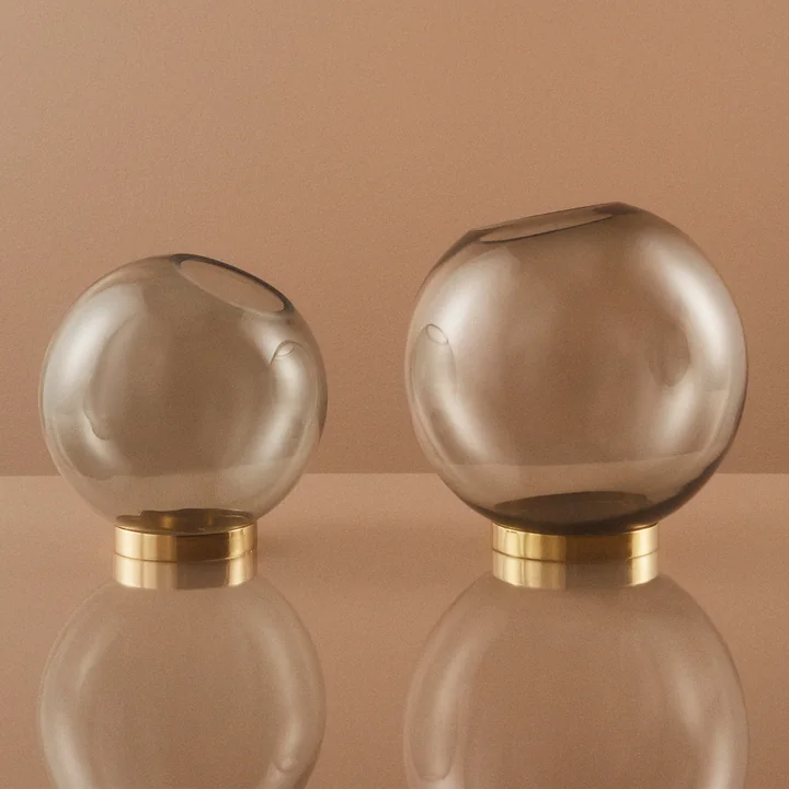 Die Globe Vase von AYTM setzt edle Akzente im Ambiente