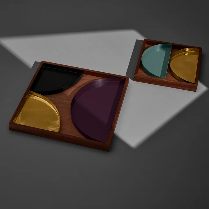 Das Unity Holztablett von AYTM mit verschiedenen, bunten Unity Eisen-Tabletts