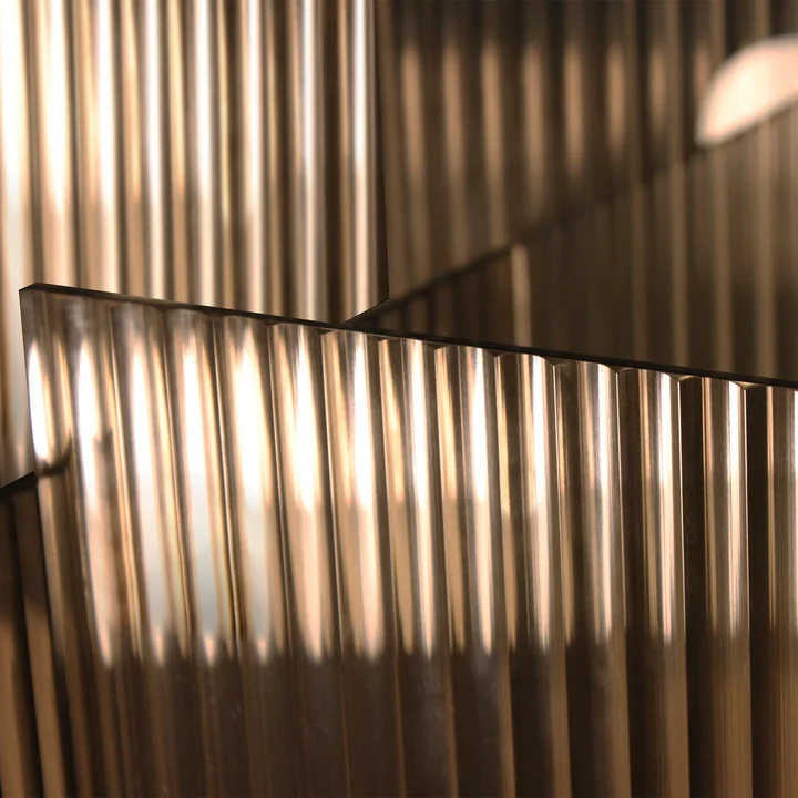 Das geriffelte Glas der Flos Vase von AYTM in der Detailaufnahme