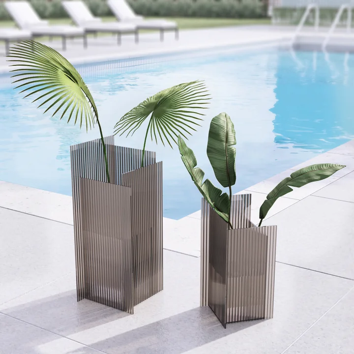 Die Flos Vase von AYTM in ihren verschiedenen Größen im Freien an einem Pool