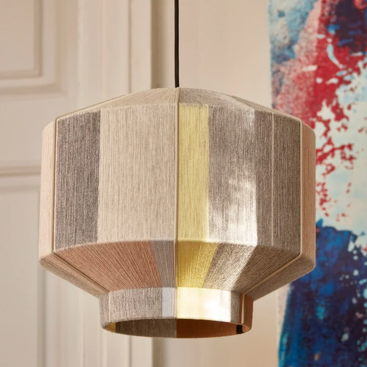 Der Bonbon Lampenschirm von HAY überzeugt durch glänzendes Material