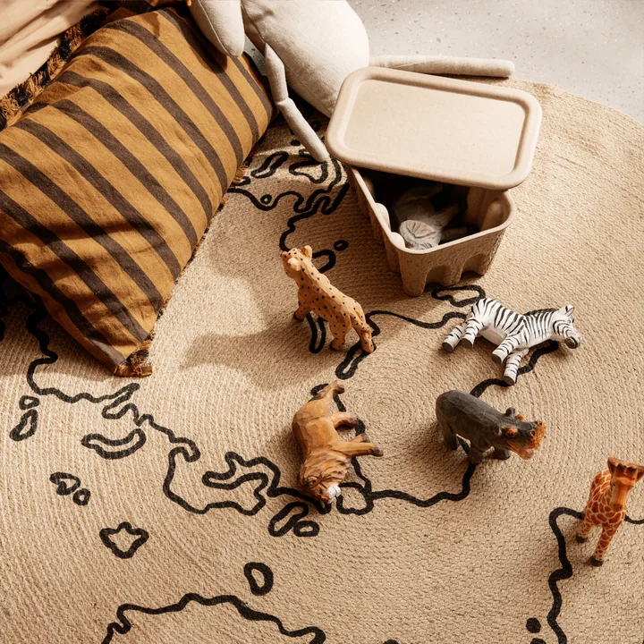 Die Animal Tierfiguren von Ferm Living auf einem Jute-Teppich