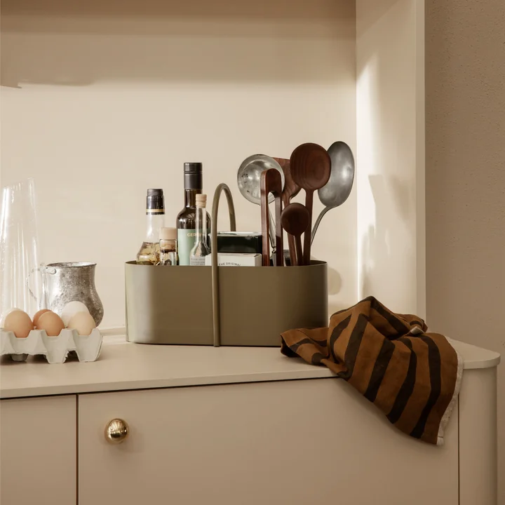 Die Grib Toolbox von Ferm Living mit Speiseölen und Kochlöffeln auf der Küchenzeile