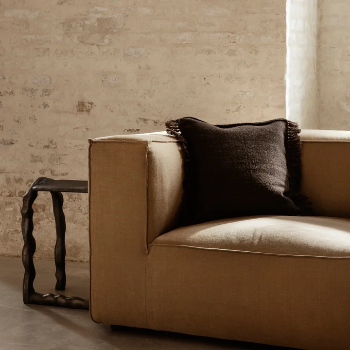 Das Kelim Cushion von Ferm Living in dark melange auf einem voluminösen, hellbraunen Sofa