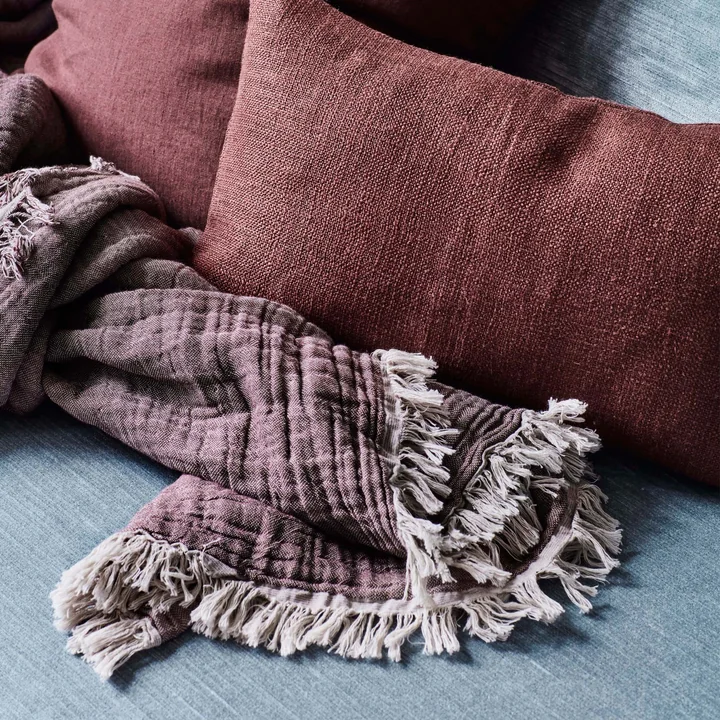 Die Collect Tagesdecke von &Tradition neben farblich passenden Kissen