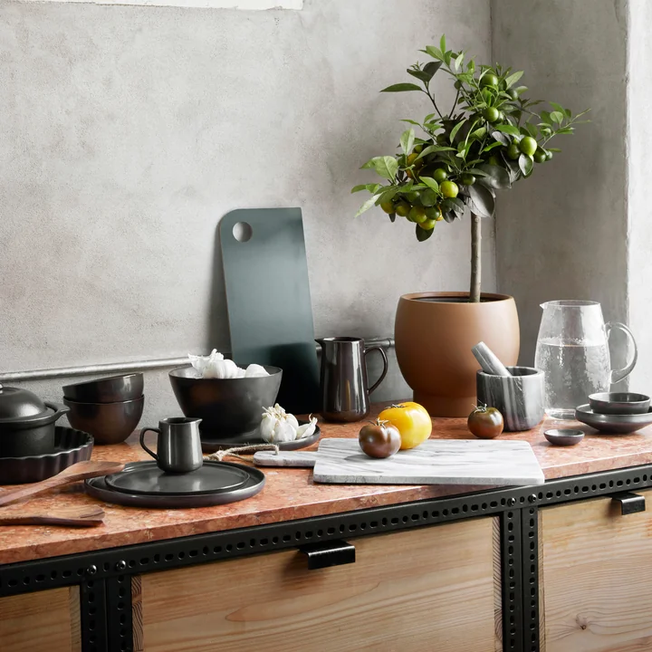 Die Vig Auflaufform auf einer Granit-Küchenzeile mit vielen anderen Utensilien von Broste Copenhagen