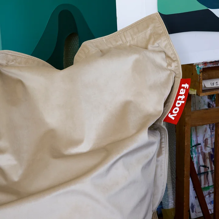 Der Sitzsack Original Slim Velvet recycled, camel im Wohnzimmer