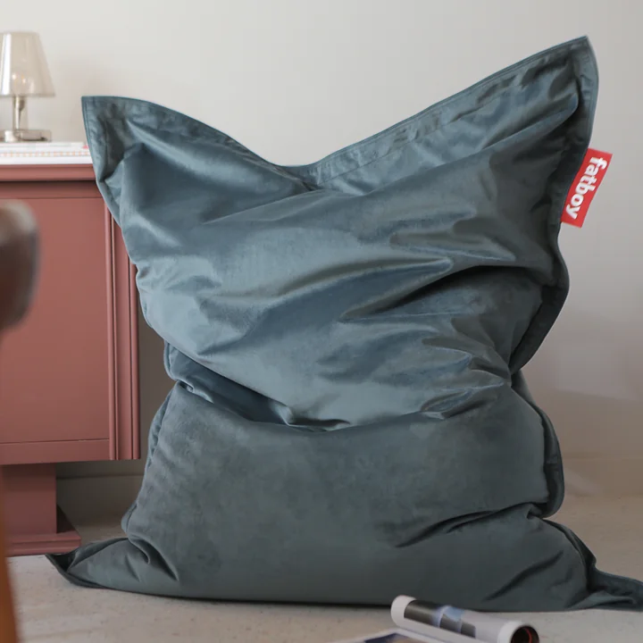 Der Sitzsack Original Slim Velvet recycled im Wohnzimmer