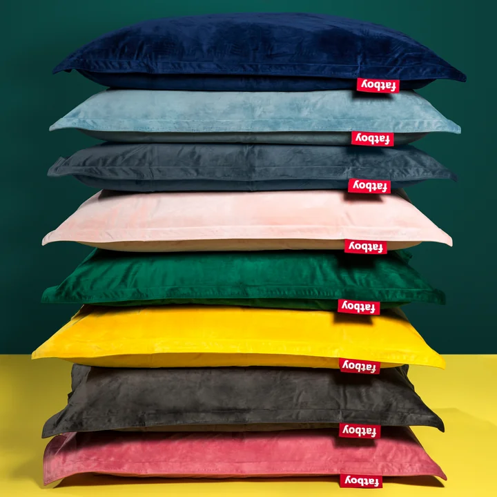 Der Sitzsack Original Slim Velvet auf dem Stapel