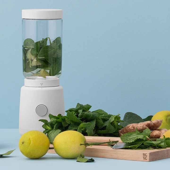 Der Foodie Smoothie Standmixer von Rig-Tig by Stelton mit Ingwer, Minze und Zitrone