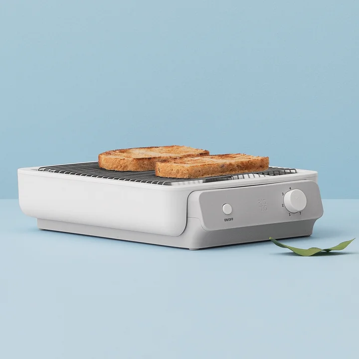 Der Foodie Flachtoaster von Rig-Tig by Stelton in weiß mit zwei Toastscheiben