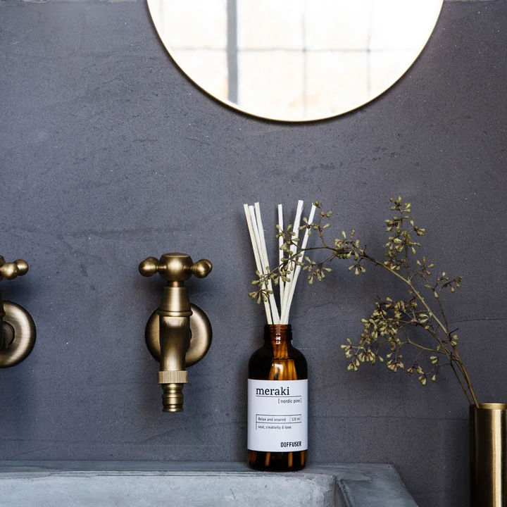 Der Raumduft mit 7 Stäbchen von Meraki auf dem Waschbecken