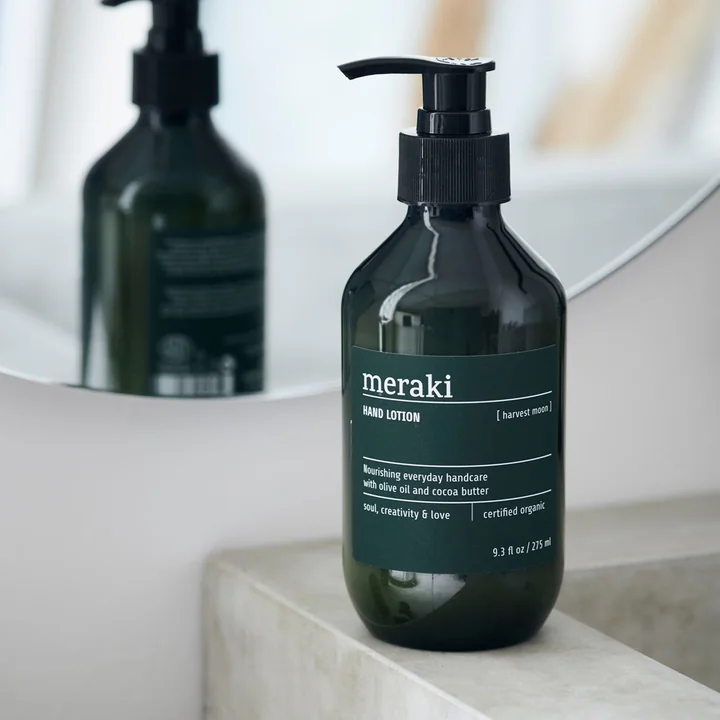 Die Handlotion Harvest Moon von Meraki auf dem Waschbecken vor dem Spiegel