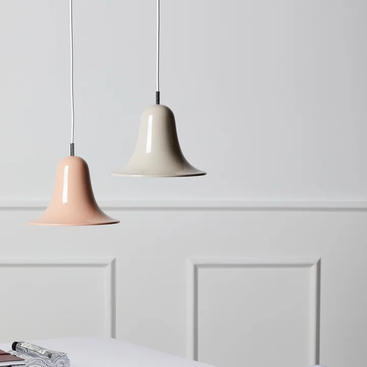 Zwei Pantop Pendelleuchten von Verpan vor einer weißen Wand