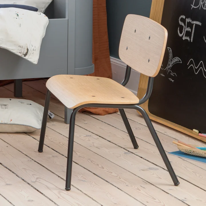 Die Oakee Kinderbank von Sebra neben dem Bett im Kinderzimmer