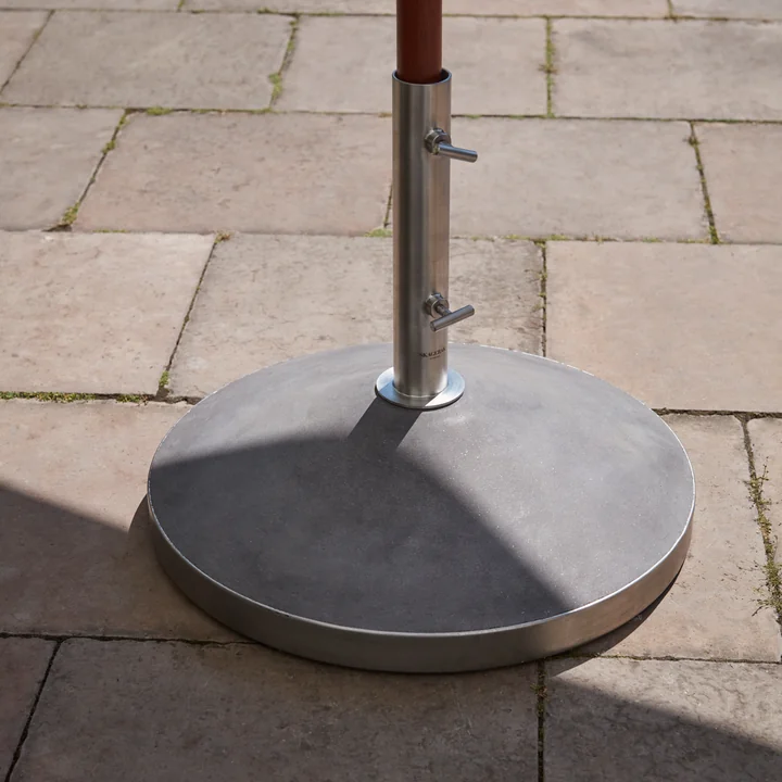 Der Capri Sonnenschirmfuß auf der Terrasse