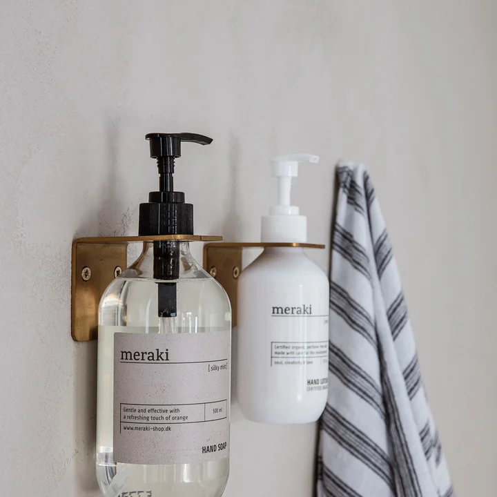 Die Supply Wandhalterung von Meraki mit unterschiedlich großen Flaschen