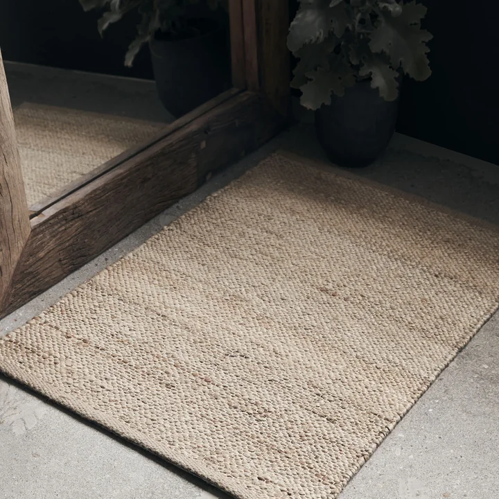 Der kleine Hempi Teppich von House Doctor vor dem Spiegel