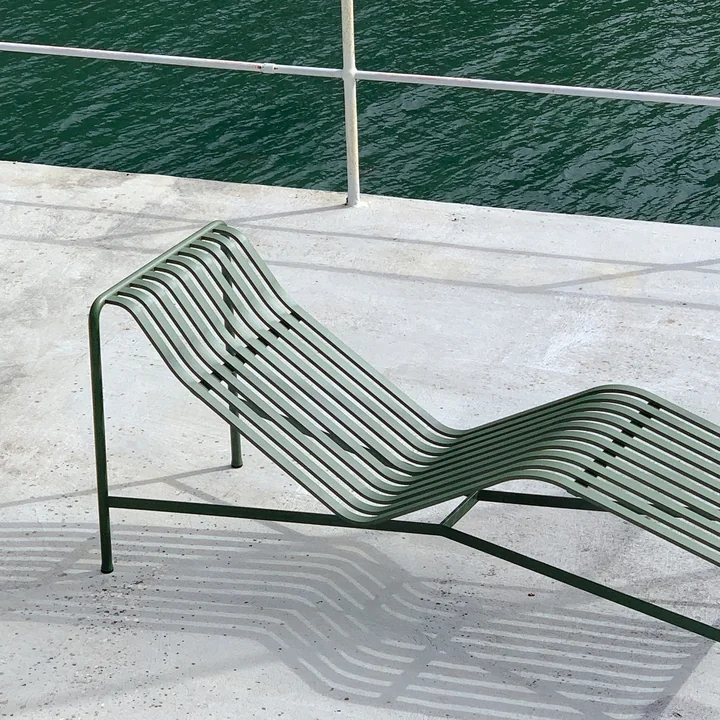 Zeitloser Liegestuhl für draußen